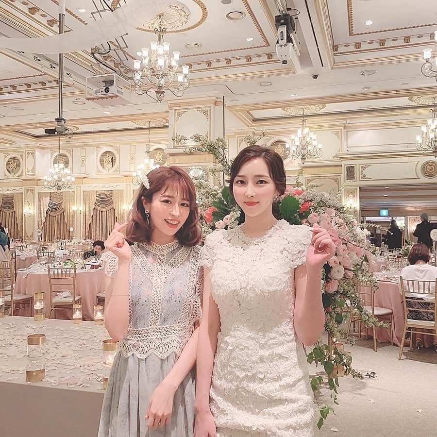 ひこ乃さんのインスタグラム写真 - (ひこ乃Instagram)「💒⠀결혼식 ⠀ 今日は楽しみにしてたオンニの結婚式❤︎ 初めての韓国の結婚式はとても斬新だった..！ オンニとはもう5,6年？くらいの仲で、 一緒に温泉行ったり色々思い出があるなぁ𓂃 日本語と韓国語と英語を織り交ぜて話すのは大変だけどw 大好きな友達の幸せな姿を見れて本当に嬉しかった。  ドレスはお気に入りの @millea_official_ で..❤︎ 最後に会場のお花を沢山摘んでねって言われて、 韓国人のみなさんに混ざってお花摘みました。笑 その摘んだお花も会場の方がラッピングしてくれて 花束にしてくれるんだけど、帰るのが遅くて もういなくて笑 グルグル巻きの一生懸命なバラの花束𓂃⠀ ⠀ 오빠,누나 결혼 축하드려요!오래오래 행복하세요❤️ ⠀  #결혼식#꽃다발#imperialpalacehotel#임피리얼팰리스서울#임피리얼팰리스」5月25日 22時32分 - hikono0909