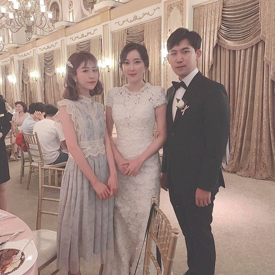 ひこ乃さんのインスタグラム写真 - (ひこ乃Instagram)「💒⠀결혼식 ⠀ 今日は楽しみにしてたオンニの結婚式❤︎ 初めての韓国の結婚式はとても斬新だった..！ オンニとはもう5,6年？くらいの仲で、 一緒に温泉行ったり色々思い出があるなぁ𓂃 日本語と韓国語と英語を織り交ぜて話すのは大変だけどw 大好きな友達の幸せな姿を見れて本当に嬉しかった。  ドレスはお気に入りの @millea_official_ で..❤︎ 最後に会場のお花を沢山摘んでねって言われて、 韓国人のみなさんに混ざってお花摘みました。笑 その摘んだお花も会場の方がラッピングしてくれて 花束にしてくれるんだけど、帰るのが遅くて もういなくて笑 グルグル巻きの一生懸命なバラの花束𓂃⠀ ⠀ 오빠,누나 결혼 축하드려요!오래오래 행복하세요❤️ ⠀  #결혼식#꽃다발#imperialpalacehotel#임피리얼팰리스서울#임피리얼팰리스」5月25日 22時32分 - hikono0909