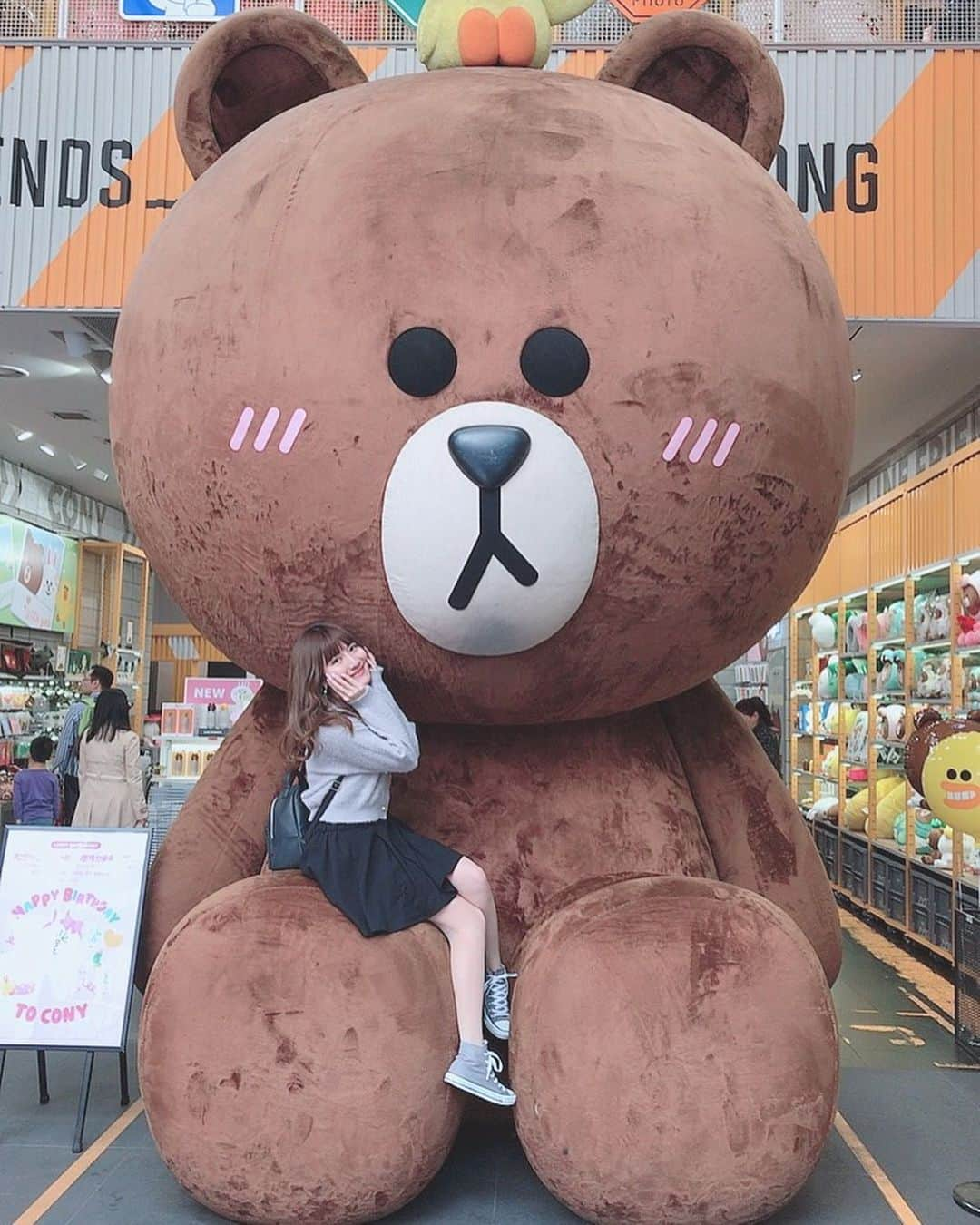 秋波愛さんのインスタグラム写真 - (秋波愛Instagram)「❤︎*。 . . . おっきいブラウン🐻💓 . . . #ラインフレンズ #ラインフレンズストア  #ブラウン #韓国 #韓国旅行 #明洞  #linefriends #linefriendsstore #brown  #dela #あいちん #秋波愛 🐇🎀」5月25日 22時46分 - akinamiai