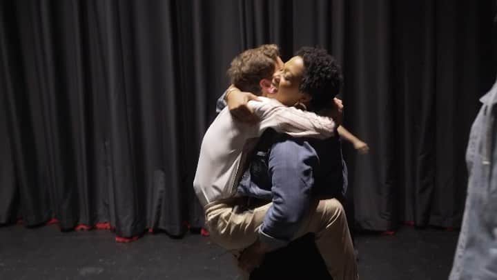 ベン・プラットのインスタグラム：「me coming off the stage of our last concert into crystal’s arms」