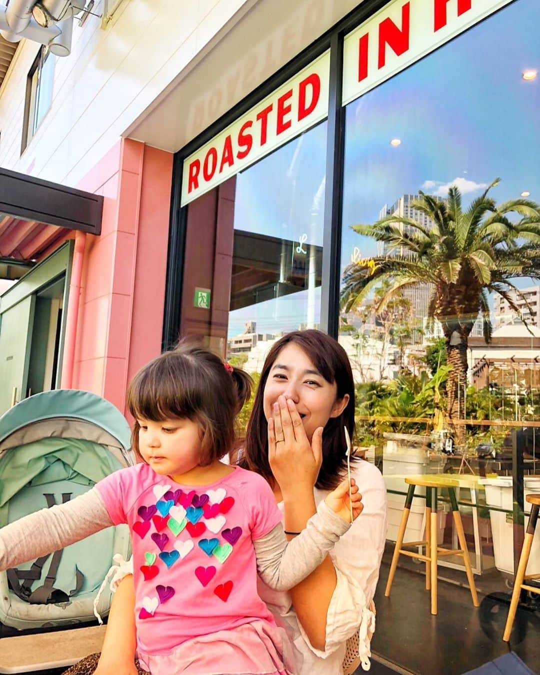 のインスタグラム：「normal woman I am. What is normal🤣? 📷by mama Friend ☕️ 本日花*花さんと代官山ループでライブです。 昼の公演新鮮！🍅 頑張りますᕦ(ò_óˇ)ᕤ  #インスタ映えcafe #乃木坂」