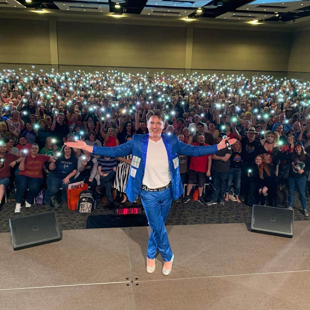 ジョン・バロウマンさんのインスタグラム写真 - (ジョン・バロウマンInstagram)「Thank you @phoenixfanfusion for a fabulous panel!! Jb #phoenix #tardis #lookatmyshoes」5月26日 8時16分 - johnscotbarrowman