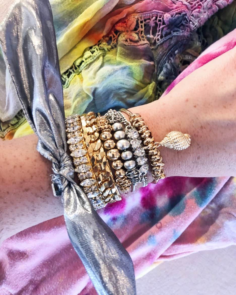 ダニジョーのインスタグラム：「Did someone say #armparty? 🤩 tap to shop (don’t forget to use code MDW30 for 30% off these cuffs and so many other styles!)」