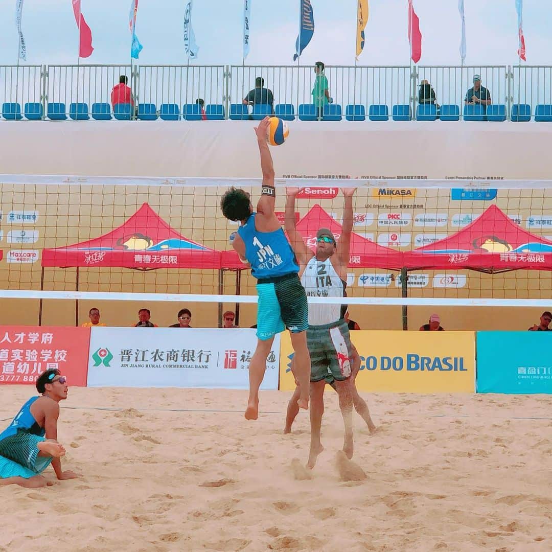 西村晃一さんのインスタグラム写真 - (西村晃一Instagram)「FIVB Beach Volleyball World Tour Jinjiang ☆☆☆☆ First match vs Norway 0-2. Second match vs Itary 0-2. Results 25th. I experienced 4 Star after a long time.I was inspired to see the top players playing for a long time.Also I was moved to see the women's player who gave birth and returned. I look forward to seeing everyone at the 2020 Tokyo Olympics! @kerrileewalsh @lauraludwig86 @talitavolei  今回久しぶりにワールドツアーのトップカテゴリーに出場し、世界ランキング1位のノルウェーと対戦し、今の世界のレベルを肌で感じることができました。これから勝つための明確な目標を描ける事もでき、収穫の高い大会になりました。 そして、15年以上この舞台でプレーし続けているトップ選手たちと久しぶりに会って話もし、プレーも間近で見てみんなのモチベーション、執念を強く感じれました。 女子選手は、金メダル3回獲得して、今尚2020東京オリンピックで金メダルを目指す🇺🇸 @kerrileewalsh 。プレーする姿勢、人への思いやり改めて勉強になりました。 出産して1年も経たずに復帰して金メダルを目指す🇧🇷 @talitavolei 。 同じく世界一になって、出産して1年経たずに復帰した 🇩🇪 @lauraludwig86 。 みんなの覚悟と勝つ執念を垣間見れて、本当にいい刺激をもらいました。 Thank you everyone  #fivbworldtour2019  #beachvolleyball  #dig  #koichinishimura  #西村晃一 #柴田大助 #中国 #2020tokyo  #olympics #itec #tamachanshop  #mjg接骨院  #ennerre_jp」5月26日 8時17分 - koichi.nishimura