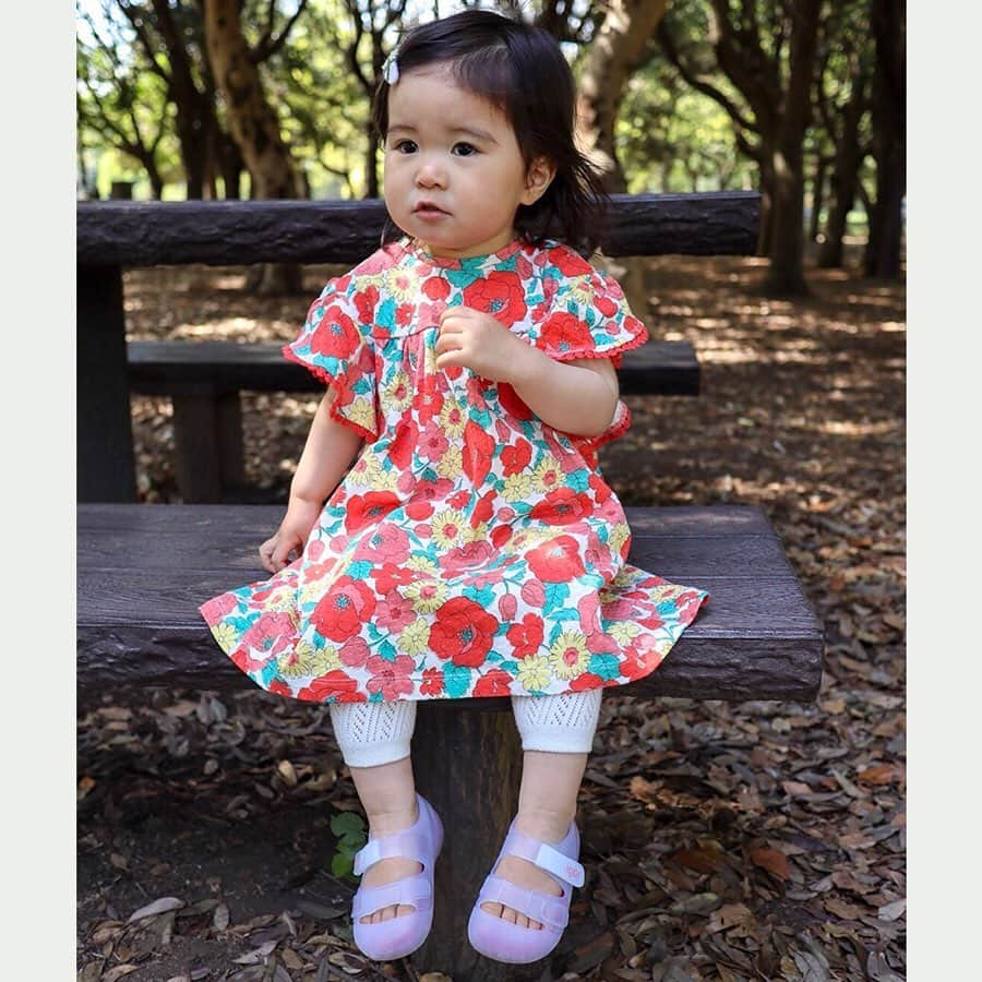 かわいいベビー服・子供服Babychuさんのインスタグラム写真 - (かわいいベビー服・子供服BabychuInstagram)「【夏カラーが大人気🌈イゴールジェリーサンダル】 . 透け感のあるキャンディカラーがとってもキュート🍬 夏に映える「ライトブルー」、べびちゅモデルの @ayaka_land ソラ君が着用してくれました👏❤ . 「実物めちゃくちゃ可愛いですね💕キャンディカラーが可愛くて可愛くて写真を撮りすぎてしまいました😂」とのうれしいご感想💌 . もちろん他のカラーも大好評😘💛🧡💚 . 在庫切れのサイズも続出しております💦 いますぐチェックしてね～～💨💨💨 . べびちゅHP上部のバナーからGO👊 . . #イゴール #igor #サンダル #カラフル #べびちゅ #babychu #ig_kidsphoto #ig_babyphoto #かわいい #子供服 #ベビー服 #親バカ部 #女の子 #男の子 #娘 #息子 #赤ちゃん #ベビーコーデ #キッズコーデ #ベビーファッション #キッズファッション #出産祝い #baby #babychujp」5月26日 8時30分 - babychu2014