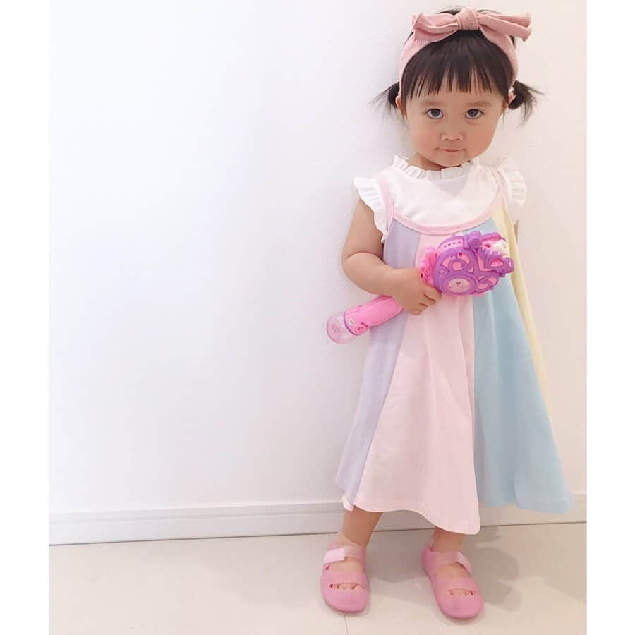 かわいいベビー服・子供服Babychuさんのインスタグラム写真 - (かわいいベビー服・子供服BabychuInstagram)「【夏カラーが大人気🌈イゴールジェリーサンダル】 . 透け感のあるキャンディカラーがとってもキュート🍬 夏に映える「ライトブルー」、べびちゅモデルの @ayaka_land ソラ君が着用してくれました👏❤ . 「実物めちゃくちゃ可愛いですね💕キャンディカラーが可愛くて可愛くて写真を撮りすぎてしまいました😂」とのうれしいご感想💌 . もちろん他のカラーも大好評😘💛🧡💚 . 在庫切れのサイズも続出しております💦 いますぐチェックしてね～～💨💨💨 . べびちゅHP上部のバナーからGO👊 . . #イゴール #igor #サンダル #カラフル #べびちゅ #babychu #ig_kidsphoto #ig_babyphoto #かわいい #子供服 #ベビー服 #親バカ部 #女の子 #男の子 #娘 #息子 #赤ちゃん #ベビーコーデ #キッズコーデ #ベビーファッション #キッズファッション #出産祝い #baby #babychujp」5月26日 8時30分 - babychu2014