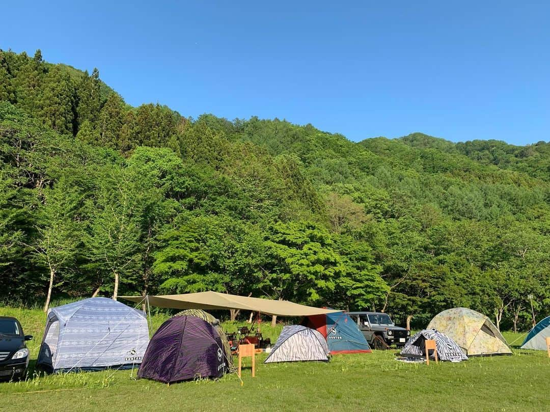 藤森由香さんのインスタグラム写真 - (藤森由香Instagram)「@burton とHelinox のキャンプグッズ🏕 ・2枚めの写真のトラ柄テントは今年出たばっかりの新しい柄🐯写真のは1〜2人用。 (大きいサイズは4〜6人用です) ・動画のイス、テーブルがコンパクトにたためて持ち運べるのでとても便利！ ・通称カビ柄と呼んでいる私が 寝ているマット、枕も残りわずかなので、購入を考えている方！急いで！💨(カビ柄以外もあります)  群馬県水上の @fw_Minaka I がキャンプ場を新たに新設。この会社でBurtonライダーの @balancemountain さんが冬はスノーボード、夏はラフティングをしてます。  キャンプ場から歩いて５分の所に温泉もあったし、川もあるので楽しめました😆」5月26日 8時39分 - yukafujiforest