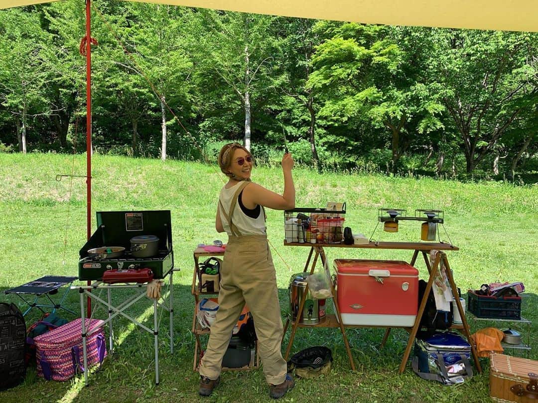 藤森由香のインスタグラム：「@burton とHelinox のキャンプグッズ🏕 ・2枚めの写真のトラ柄テントは今年出たばっかりの新しい柄🐯写真のは1〜2人用。 (大きいサイズは4〜6人用です) ・動画のイス、テーブルがコンパクトにたためて持ち運べるのでとても便利！ ・通称カビ柄と呼んでいる私が 寝ているマット、枕も残りわずかなので、購入を考えている方！急いで！💨(カビ柄以外もあります)  群馬県水上の @fw_Minaka I がキャンプ場を新たに新設。この会社でBurtonライダーの @balancemountain さんが冬はスノーボード、夏はラフティングをしてます。  キャンプ場から歩いて５分の所に温泉もあったし、川もあるので楽しめました😆」