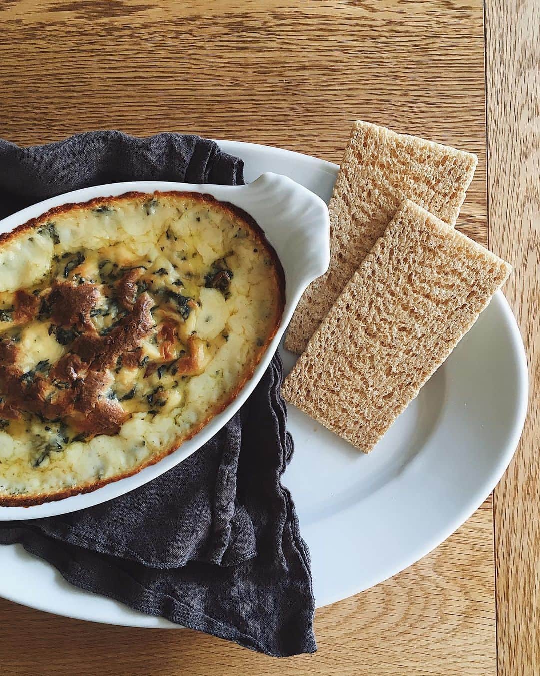 miyoのインスタグラム：「・ Artichoke and Spinach dip Crisp bread ・  アーティーチョークとスピナチのディップ それと、やっと出会えたと友達が喜んだクリスプブレッド ↑販売中止になったクラコットっていうクラッカーにものすごく似たものらしい。  毎日ビールを飲む友達につられて、毎日少しだけビールを飲んでます🍻 アテを考えるのが楽しいのと、色んなビールのことが知れて超楽しい！  知らない世界は楽しくてしょうがない。」