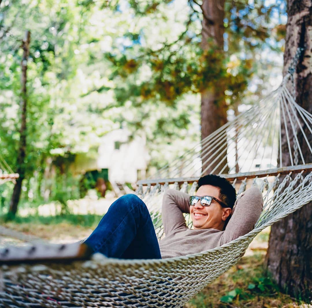 レジー・リーのインスタグラム：「Holiday weekend’s got me like... #hammockhappiness #thankfullyrememberingourfallenveterans. . 📸: @bryangeli」