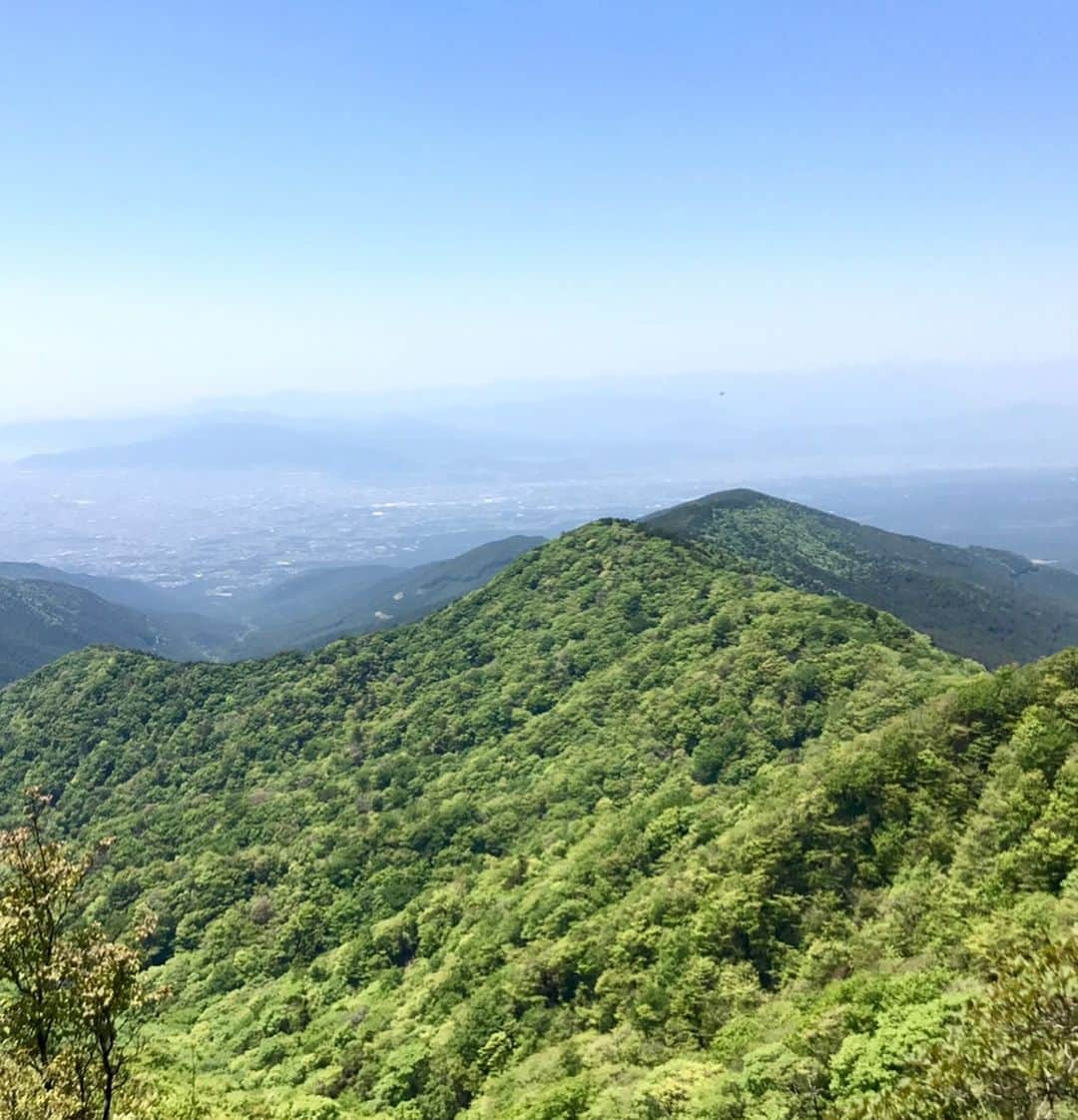 西谷綾子さんのインスタグラム写真 - (西谷綾子Instagram)「✴︎ 富士山に見惚れながら新緑に癒され…😍💓 トレイルラン🏃‍♀️約12km🐾 ・ お喋りしながらも楽しいっ🙌 無心になれるのも好き🎶🙂 ・ 自然と触れ合う時間は 私にとってリフレッシュ法の1つでもある☘️✨ ・ 3時間切りのためにも良いトレーニングにっ💓 ・ #トレイルランで繋がる #新たなお友達 #トレイルランニング  #トレイルシューズ #ニューバランス  #静岡 #富士山 #自然 #新緑  #training #newbalance #enjoy #trail #fujiyama」5月26日 8時37分 - ayako.nishitani