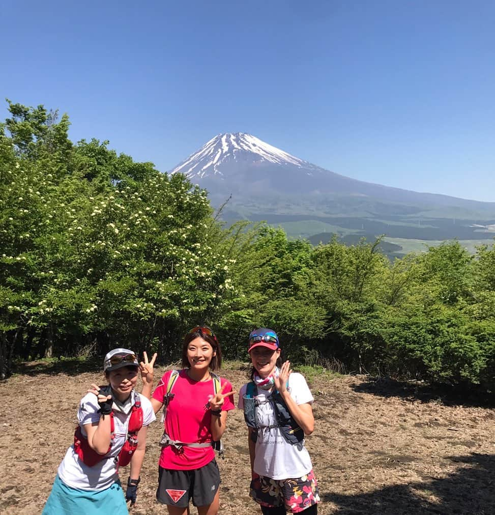 西谷綾子さんのインスタグラム写真 - (西谷綾子Instagram)「✴︎ 富士山に見惚れながら新緑に癒され…😍💓 トレイルラン🏃‍♀️約12km🐾 ・ お喋りしながらも楽しいっ🙌 無心になれるのも好き🎶🙂 ・ 自然と触れ合う時間は 私にとってリフレッシュ法の1つでもある☘️✨ ・ 3時間切りのためにも良いトレーニングにっ💓 ・ #トレイルランで繋がる #新たなお友達 #トレイルランニング  #トレイルシューズ #ニューバランス  #静岡 #富士山 #自然 #新緑  #training #newbalance #enjoy #trail #fujiyama」5月26日 8時37分 - ayako.nishitani