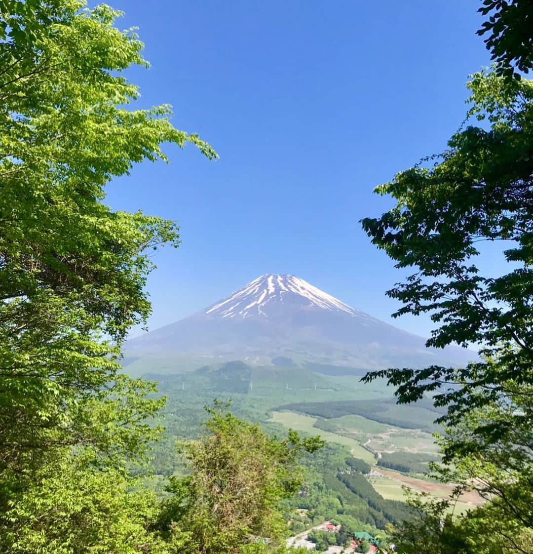 西谷綾子さんのインスタグラム写真 - (西谷綾子Instagram)「✴︎ 富士山に見惚れながら新緑に癒され…😍💓 トレイルラン🏃‍♀️約12km🐾 ・ お喋りしながらも楽しいっ🙌 無心になれるのも好き🎶🙂 ・ 自然と触れ合う時間は 私にとってリフレッシュ法の1つでもある☘️✨ ・ 3時間切りのためにも良いトレーニングにっ💓 ・ #トレイルランで繋がる #新たなお友達 #トレイルランニング  #トレイルシューズ #ニューバランス  #静岡 #富士山 #自然 #新緑  #training #newbalance #enjoy #trail #fujiyama」5月26日 8時37分 - ayako.nishitani