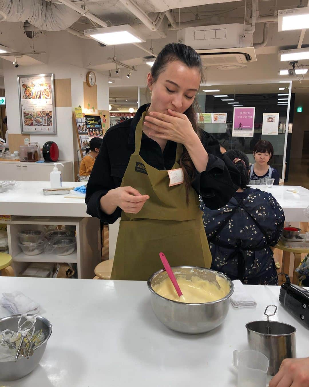 澄那シュトゥーダーさんのインスタグラム写真 - (澄那シュトゥーダーInstagram)「Mother-daughter activity: edition free cooking class! 🌝」5月26日 8時40分 - suminastuder