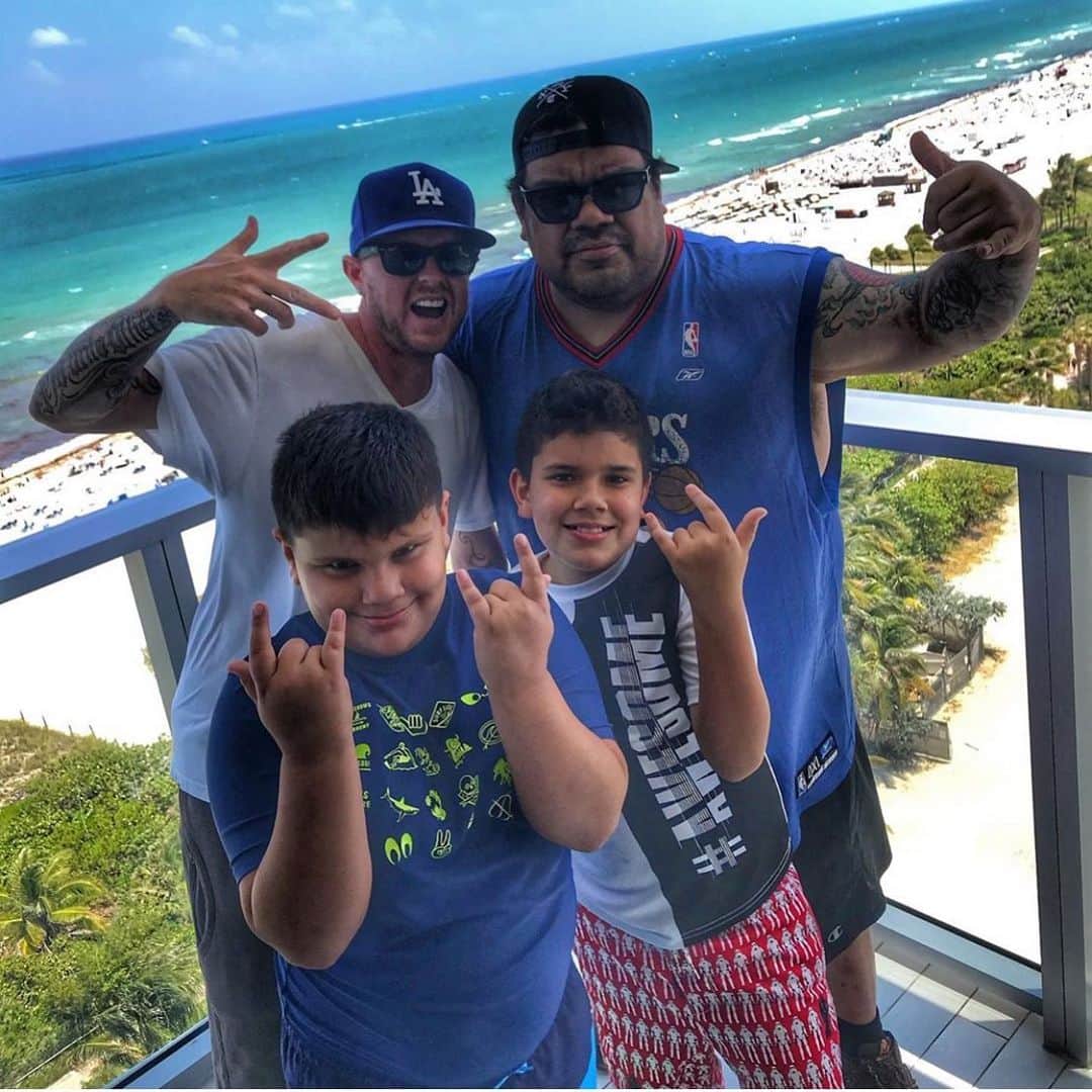 Jules Jordanのインスタグラム：「Miami with @hoyaroc357 and the Roc Boys 👊🏻 #madball」