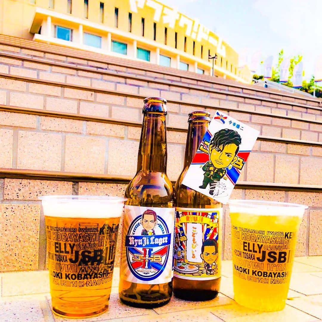のインスタグラム：「. 『出張居酒屋えぐざいる～RAISE THE FLAG KITCHEN～in FUKUOKA』開催中🎉‼️ . RAISE THE FLAG さぁ、掲げよう。 . 三代目 J SOUL BROTHERSの 2年ぶりとなるドームツアー💫💫 三代目 J SOUL BROTHERS LIVE TOUR 2019“RAISE THE FLAG”福岡公演にて、出張居酒屋えぐざいるとして、FOODコーナー・OKASHIコーナー・ENNICHIコーナーを展開中✨✨ . 本日はFOODコーナーからのご紹介👐 🔥《今市 隆二》Lager & Jr.Lager 🔥 ☝️Ryuji Lager ボトルデザインが可愛いRyuji Lager❤️🖤 暑い日のビールはやっぱり最高😆もうゴクゴクが止まらない✨ ※未成年者への酒類の販売は法律で禁止されています。購入の際に、すべてのお客様に必ず顔写真付きの身分証明書の提示をお願いいたします。顔写真付きの身分証明書が確認できない場合は、販売できませんのでご了承ください。 . ☝️Ryuji Jr.Lager ボトルデザインが可愛いRyuji Jr.Lager❤️🖤 小さなお子様から大人まで楽しめる、爽快感溢れるリンゴ味の炭酸飲料☀️ ※こちらの商品はノンアルコールとなっております。 . 出張居酒屋えぐざいるでパワー補給💪をして、みんなで”RAISE THE FLAG”で、最高に盛り上がりましょう🔥‼️ . 【FOODメニュー】 ☆FOOD 《NAOTO》NAOTOさ～んのパニーニ 800円 《山下 健二郎》Fresh Fish Burger 800円 《ELLY》食べるっしょ！RAISE THE ホットドッグ 800円 . ☆DRINK 《岩田 剛典》俺オーレ 700円 《小林 直己》RAISE THE FLAG スカッシュ700円 《今市 隆二》Lager 800円 ※未成年者の飲酒は法律で禁止されています。又、未成年者に対しては酒類を販売致しません。購入の際は顔写真付きの身分証の提示をお願い致します。 《今市 隆二》Jr.Lager 800円 ※こちらの商品はノンアルコールとなっております。 . ☆SWEETS 《登坂 広臣》RAISE THE ICE 800円 . 【OKASHIメニュー】 ★RAISE THE FLAG SET 5000円 ・選べるメンバーセット(SET限定トート用ストラップ、SET限定ネックストラップ) ・出張居酒屋えぐざいるWATER ・J.S.B.CHIPS ・RAISE THE FLAG ランチバッグ ★J.S.B.ⅢBOX(チョコサンドクッキー/バナナ味) 2500円 ★RAISE THE FLAG 楽しんで来ました★(地域限定) 1500円 ★J.S.B.ⅢTablet～ソーダ味～(全21種) 1000円 ★J.S.B.CHIPS(コンソメ味) 500円 ★出張居酒屋えぐざいるWATER 500円 ～J.S.B.Ⅲネックストラップ付～(全14種) . 【ENNICHIコーナー】 ★J.S.B.Ⅲボール ★J.S.B.Ⅲくじ ★J.S.BⅢハンマー ★J.S.B.Ⅲスロー . 【営業日時】 5/25(土)　 FOODコーナー・OKASHIコーナー・ENNICHIコーナー 販売開始：10：00～17：00(終演後1時間程度) . 5/26(日)  FOODコーナー・OKASHIコーナー・ENNICHIコーナー 販売開始：9：00～16：00(終演後1時間程度) . 【場所】 福岡 福岡ヤフオク！ドーム 場外出張居酒屋えぐざいるブース . 【 注意事項 】 ●商品には数に限りがございますので、無くなる場合がございます。 ●食品は、手洗いを充分にしてからお早めにお召し上がり下さい。 ●アルコール飲料をご購入の方は、FOODコーナーにて顔写真付き身分証明書のご提示をお願い致します。 [パスポート、運転免許証、住民基本台帳カード・個人番号カード(マイナンバーカード)・外国人登録証・障碍者手帳・在留カード(全て要顔写真付き)] ※コピー不可 顔写真付き身分証明書をお忘れになった場合は、アルコール飲料のご購入はできませんので、あらかじめご了承ください。 ●荒天等の場合、営業を中断、中止する場合がございます。 ●営業時間は、混雑状況や天候等により、予告無く変更する場合がございます。 ●基本、屋外となります。気温の変化が激しい季節となりますので、体調にはくれぐれもお気をつけいただき、お越し下さいませ。 . ※上記の注意事項、予めご了承ください。 ※その他会場は未定となっております。 . #三代目JSOULBROTHERS #RAISETHEFLAG #RTF #EXILETRIBE #出張居酒屋えぐざいる #LDHkitchen #福岡 #FUKUOKA #福岡ヤフオクドーム #ドーム #わくわくが止まらない #RyujiLager #RyujiJr_Lager」