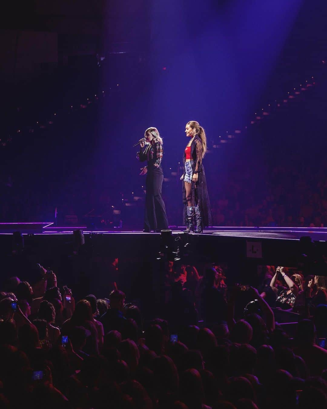 Maddie & Taeさんのインスタグラム写真 - (Maddie & TaeInstagram)「Tacoma, you were LOVELY ❤️#cryprettytour360 // 📸: @kylewmay」5月26日 8時52分 - maddieandtae