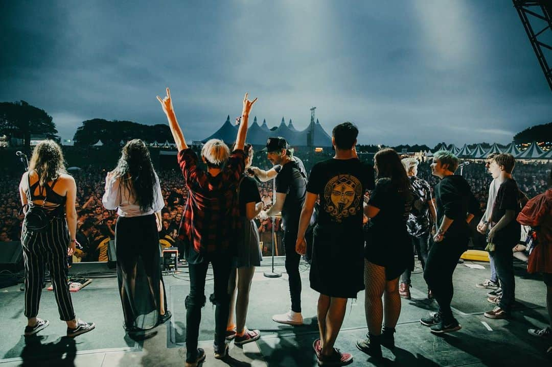 All Time Lowさんのインスタグラム写真 - (All Time LowInstagram)「Thank you Slammy D North !! What an insane show! Old songs, new song, and everything in between. Still buzzing!! #GetawayGreen 📸: @ashleyosborn」5月26日 8時58分 - alltimelow