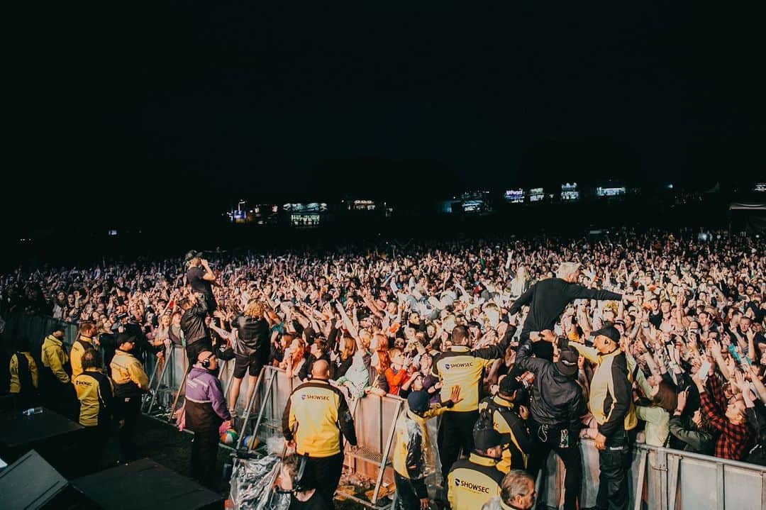 All Time Lowのインスタグラム：「Thank you Slammy D North !! What an insane show! Old songs, new song, and everything in between. Still buzzing!! #GetawayGreen 📸: @ashleyosborn」