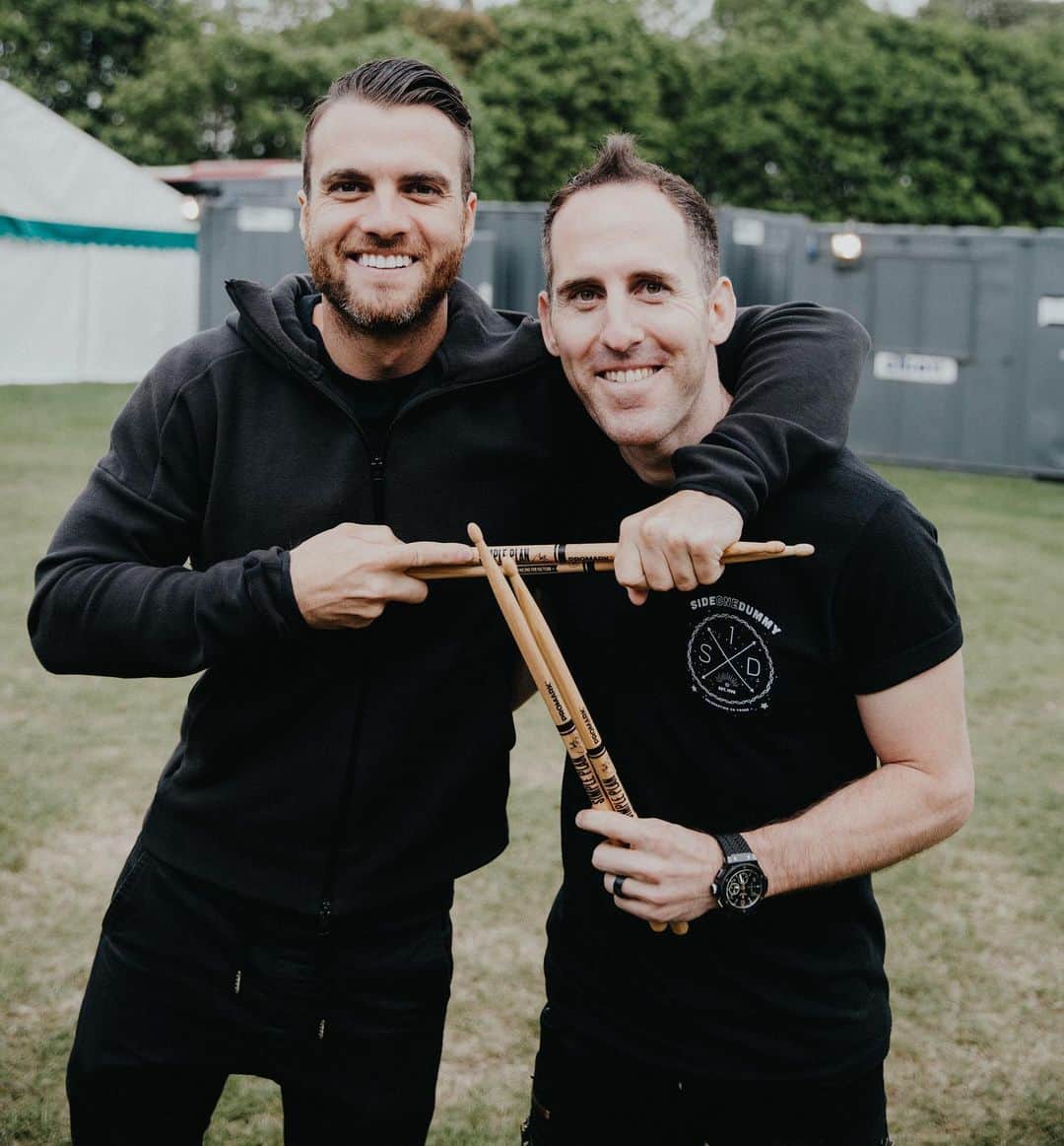 リアン・ドーソンのインスタグラム：「All the love in the world for this guy. Incredible musician and a better man. MON FRÈRE. (ps I didn’t mean to give you the finger)」