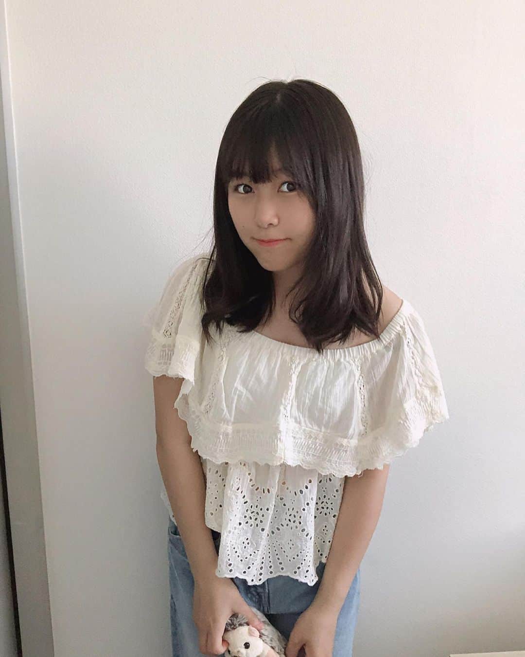 島崎友莉亜さんのインスタグラム写真 - (島崎友莉亜Instagram)「大人っぽくなりたいお年頃＠ 'ェ' ＠  #ゆりコーデ #小柄コーデ #低身長コーデ #私服 #ファッション #シンプルコーデ #白 #オフショル #おしゃれになりたい #アイドル #アプガ2 #島崎友莉亜 #ハリネズミの持ち方...」5月26日 9時01分 - yuria_shimazaki_uug2ki