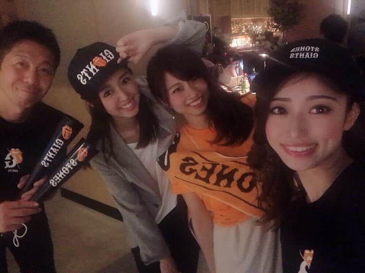 阿部智帆のインスタグラム：「👅🧡 . . TOKYO GIANTS×The Rolling Stones . .  コラボグッズはクールでオシャレなデザインばかり❤︎ ポップアップストアは今日まで‼︎ . . . 🍷🧡👅 #giants #therollingstones  #trunkhotel  #venus」