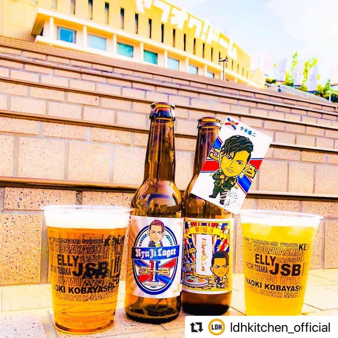 居酒屋えぐざいるPARKさんのインスタグラム写真 - (居酒屋えぐざいるPARKInstagram)「@ldhkitchen_official . 『出張居酒屋えぐざいる～RAISE THE FLAG KITCHEN～in FUKUOKA』開催中🎉‼️ . RAISE THE FLAG さぁ、掲げよう。 . 三代目 J SOUL BROTHERSの 2年ぶりとなるドームツアー💫💫 三代目 J SOUL BROTHERS LIVE TOUR 2019“RAISE THE FLAG”福岡公演にて、出張居酒屋えぐざいるとして、FOODコーナー・OKASHIコーナー・ENNICHIコーナーを展開中✨✨ . 本日はFOODコーナーからのご紹介👐 🔥《今市 隆二》Lager & Jr.Lager 🔥 ☝️Ryuji Lager ボトルデザインが可愛いRyuji Lager❤️🖤 暑い日のビールはやっぱり最高😆もうゴクゴクが止まらない✨ ※未成年者への酒類の販売は法律で禁止されています。購入の際に、すべてのお客様に必ず顔写真付きの身分証明書の提示をお願いいたします。顔写真付きの身分証明書が確認できない場合は、販売できませんのでご了承ください。 . ☝️Ryuji Jr.Lager ボトルデザインが可愛いRyuji Jr.Lager❤️🖤 小さなお子様から大人まで楽しめる、爽快感溢れるリンゴ味の炭酸飲料☀️ ※こちらの商品はノンアルコールとなっております。 . 出張居酒屋えぐざいるでパワー補給💪をして、みんなで”RAISE THE FLAG”で、最高に盛り上がりましょう🔥‼️ . 【FOODメニュー】 ☆FOOD 《NAOTO》NAOTOさ～んのパニーニ 800円 《山下 健二郎》Fresh Fish Burger 800円 《ELLY》食べるっしょ！RAISE THE ホットドッグ 800円 . ☆DRINK 《岩田 剛典》俺オーレ 700円 《小林 直己》RAISE THE FLAG スカッシュ700円 《今市 隆二》Lager 800円 ※未成年者の飲酒は法律で禁止されています。又、未成年者に対しては酒類を販売致しません。購入の際は顔写真付きの身分証の提示をお願い致します。 《今市 隆二》Jr.Lager 800円 ※こちらの商品はノンアルコールとなっております。 . ☆SWEETS 《登坂 広臣》RAISE THE ICE 800円 . 【OKASHIメニュー】 ★RAISE THE FLAG SET 5000円 ・選べるメンバーセット(SET限定トート用ストラップ、SET限定ネックストラップ) ・出張居酒屋えぐざいるWATER ・J.S.B.CHIPS ・RAISE THE FLAG ランチバッグ ★J.S.B.ⅢBOX(チョコサンドクッキー/バナナ味) 2500円 ★RAISE THE FLAG 楽しんで来ました★(地域限定) 1500円 ★J.S.B.ⅢTablet～ソーダ味～(全21種) 1000円 ★J.S.B.CHIPS(コンソメ味) 500円 ★出張居酒屋えぐざいるWATER 500円 ～J.S.B.Ⅲネックストラップ付～(全14種) . 【ENNICHIコーナー】 ★J.S.B.Ⅲボール ★J.S.B.Ⅲくじ ★J.S.BⅢハンマー ★J.S.B.Ⅲスロー . 【営業日時】 5/25(土)　 FOODコーナー・OKASHIコーナー・ENNICHIコーナー 販売開始：10：00～17：00(終演後1時間程度) . 5/26(日)  FOODコーナー・OKASHIコーナー・ENNICHIコーナー 販売開始：9：00～16：00(終演後1時間程度) . 【場所】 福岡 福岡ヤフオク！ドーム 場外出張居酒屋えぐざいるブース . 【 注意事項 】 ●商品には数に限りがございますので、無くなる場合がございます。 ●食品は、手洗いを充分にしてからお早めにお召し上がり下さい。 ●アルコール飲料をご購入の方は、FOODコーナーにて顔写真付き身分証明書のご提示をお願い致します。 [パスポート、運転免許証、住民基本台帳カード・個人番号カード(マイナンバーカード)・外国人登録証・障碍者手帳・在留カード(全て要顔写真付き)] ※コピー不可 顔写真付き身分証明書をお忘れになった場合は、アルコール飲料のご購入はできませんので、あらかじめご了承ください。 ●荒天等の場合、営業を中断、中止する場合がございます。 ●営業時間は、混雑状況や天候等により、予告無く変更する場合がございます。 ●基本、屋外となります。気温の変化が激しい季節となりますので、体調にはくれぐれもお気をつけいただき、お越し下さいませ。 . ※上記の注意事項、予めご了承ください。 ※その他会場は未定となっております。 . #三代目JSOULBROTHERS #RAISETHEFLAG #RTF #EXILETRIBE #出張居酒屋えぐざいる #LDHkitchen #福岡 #FUKUOKA #福岡ヤフオクドーム #ドーム #わくわくが止まらない #RyujiLager #RyujiJr_Lager」5月26日 9時09分 - izakaya_exile