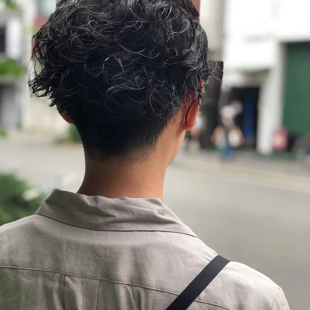 【北堀江・美容室 peaks hair】さんのインスタグラム写真 - (【北堀江・美容室 peaks hair】Instagram)「パーマスタイル✂️ 軽くツイストぎみであてたメンズスタイルです！  夏に向けてオススメですよ！  堀口  #peakshair #ピークスヘアー#堀江#北堀江#美容室##Instahair#hairstyle#Instafashion#イルミナカラー#小顔#美意識#おしゃれな人と繋がりたい#おしゃれ#お洒落#ヘアアレンジ#ヘアスタイル」5月26日 9時11分 - peakshair