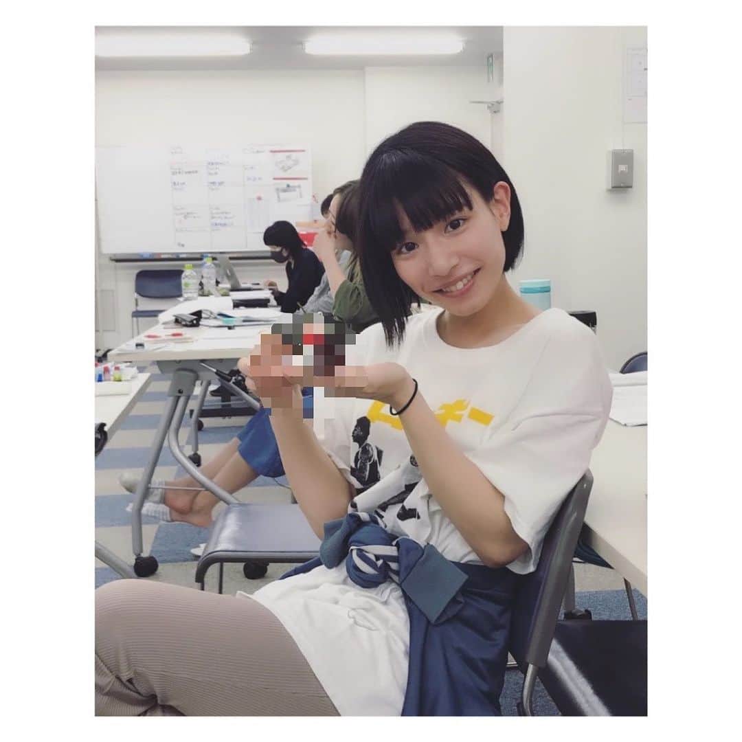 生越千晴のインスタグラム：「. 手にはいったい何を持ってるでしょう。。 小道具を作っているよ。🤖 ぜひ観に来てね！ #モダンスイマーズ #ビューティフルワールド」
