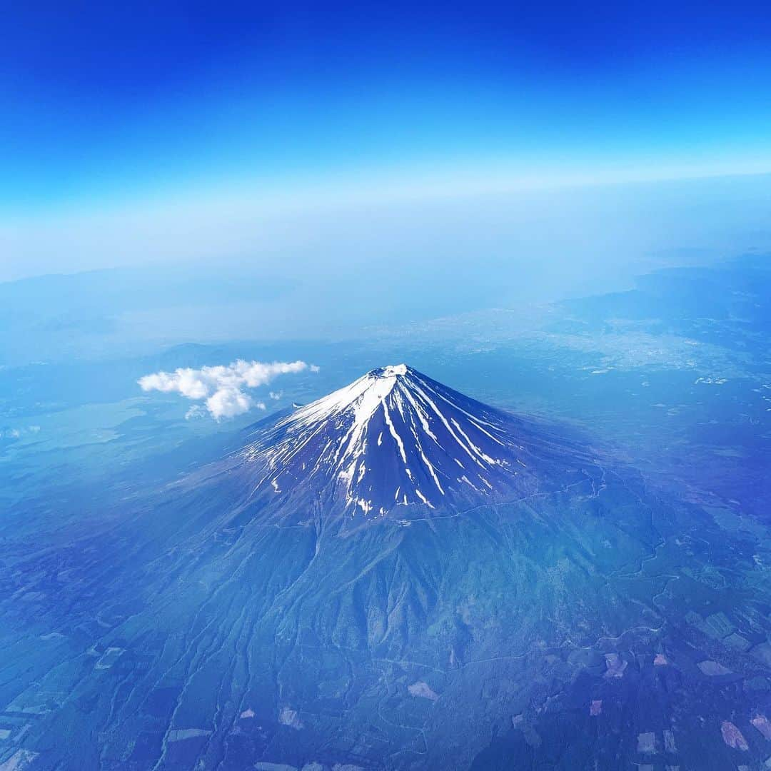 水田真依子さんのインスタグラム写真 - (水田真依子Instagram)「富士山見えた🗻 #diet #ダイエット #liposuction #筋トレ #トレーニング #夏 #ジム #followme #根こそぎ #健康 #summer #海 #美容 #水着 #beauty #milmilmichilu #workout #ママファッション #ミルミルミチル #fashion #love #americascup #ビーチ #me #ハシュレコ #euga #usa #newyork #training #fitness」5月26日 9時19分 - maikosebasu