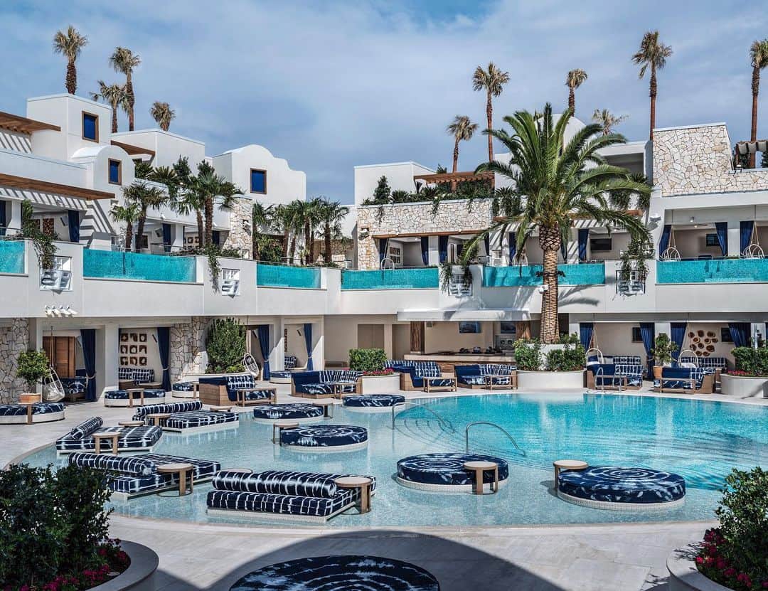 Palms Casino Resortのインスタグラム：「Kick-off your summer at Palms with our Memorial Day Weekend Offer.  Get up to 20% off rooms and up to $175 in dining credit. Swipe up on our story to book.」