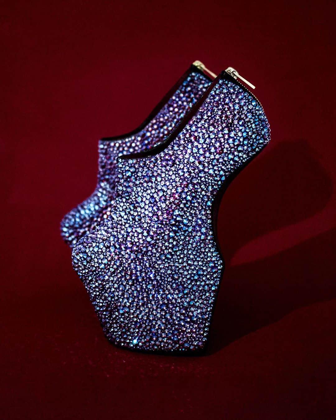 ノリタカタテハナのインスタグラム：「Heel-less Shoes Series, 2019﻿ ﻿ @heelless_shoes﻿ ﻿ #noritakatatehana﻿ #heellessshoes﻿ #crystal」