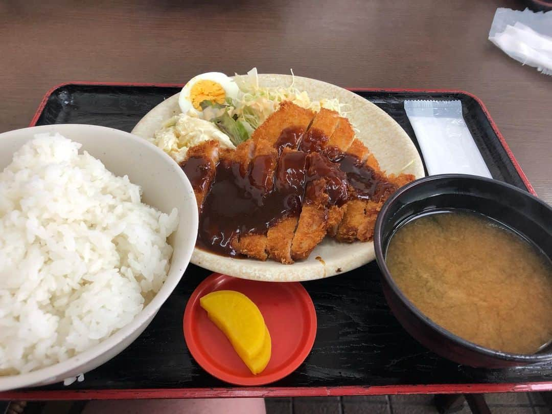 カバさんのインスタグラム写真 - (カバInstagram)「‪本日のでぶ活。‬ ‪祇園花月で諸見里リーダー新喜劇、たくさんのお客さまありがとうございました！明日もあさあさ公演から始まる三回公演です！是非笑いに来て下さい😊これは劇場から少し離れたはやしのトンカツ定食！このどろどろのソースがたまらない！！！明日も楽しみましょー！！‬あぁ、痩せたい！‬ . #本日のでぶ活 #でぶ活 #はやし #トンカツ定食 #このどろどろのソースがたまらない #明日も楽しむ #あぁ、痩せたい」5月26日 0時34分 - kabaking0129