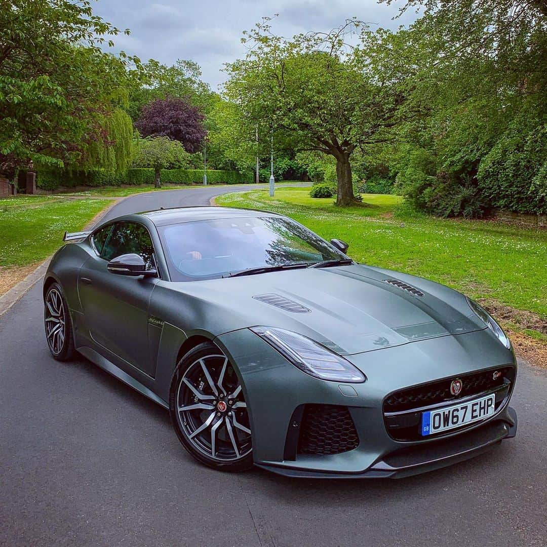 トム・キャセルのインスタグラム：「The beast in the wild 😈 What colour would you say this car is??? #FTYPESVR #SVR #Jaguar」