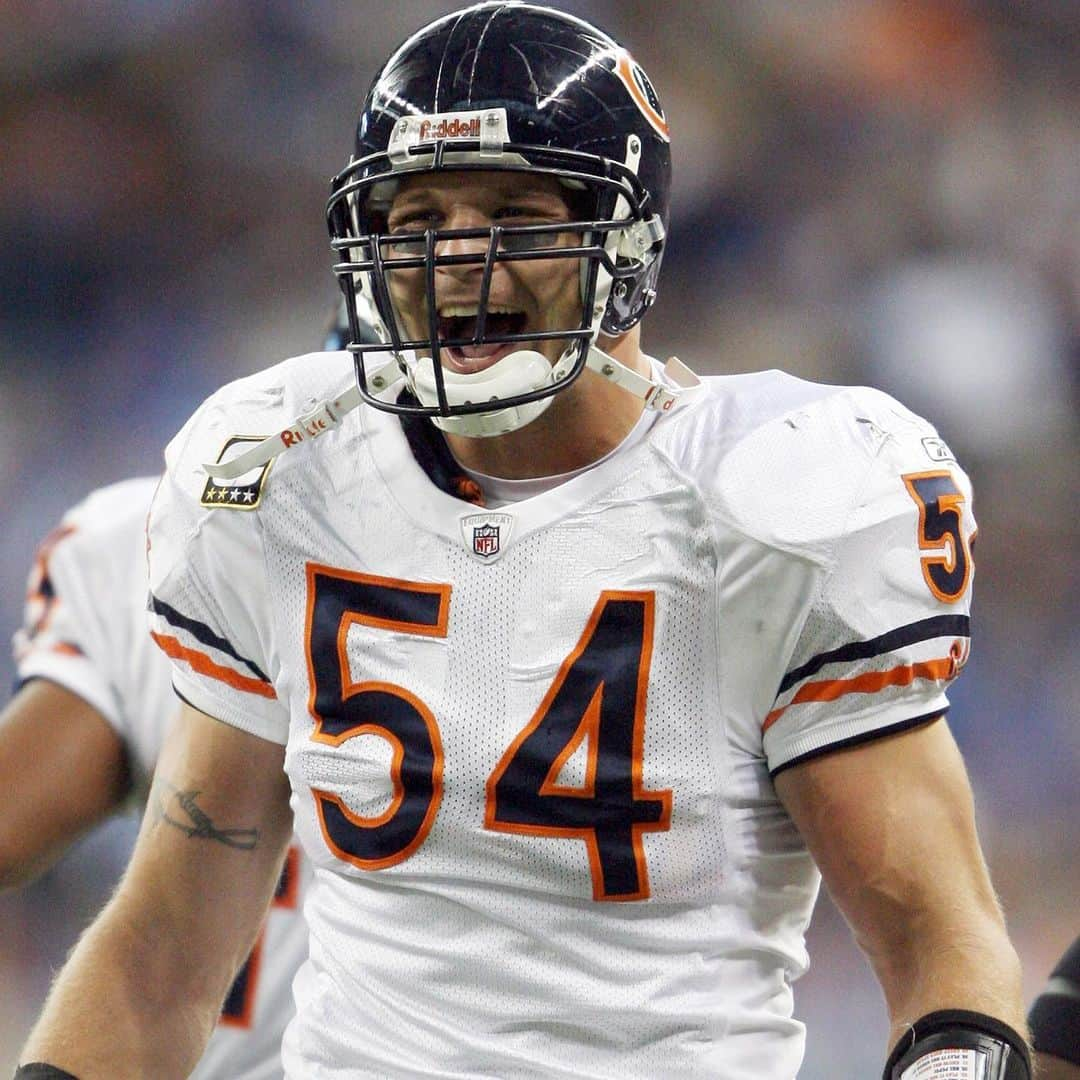 NFLさんのインスタグラム写真 - (NFLInstagram)「HAPPY BIRTHDAY to legendary @chicagobears  linebacker @54urlacher! 🐻 8x Pro Bowler 🐻 2005 DPOY 🐻 1,040 career solo tackles 🐻 @profootballhof Class of ‘18 📷: Tom DiPace/AP」5月26日 0時37分 - nfl