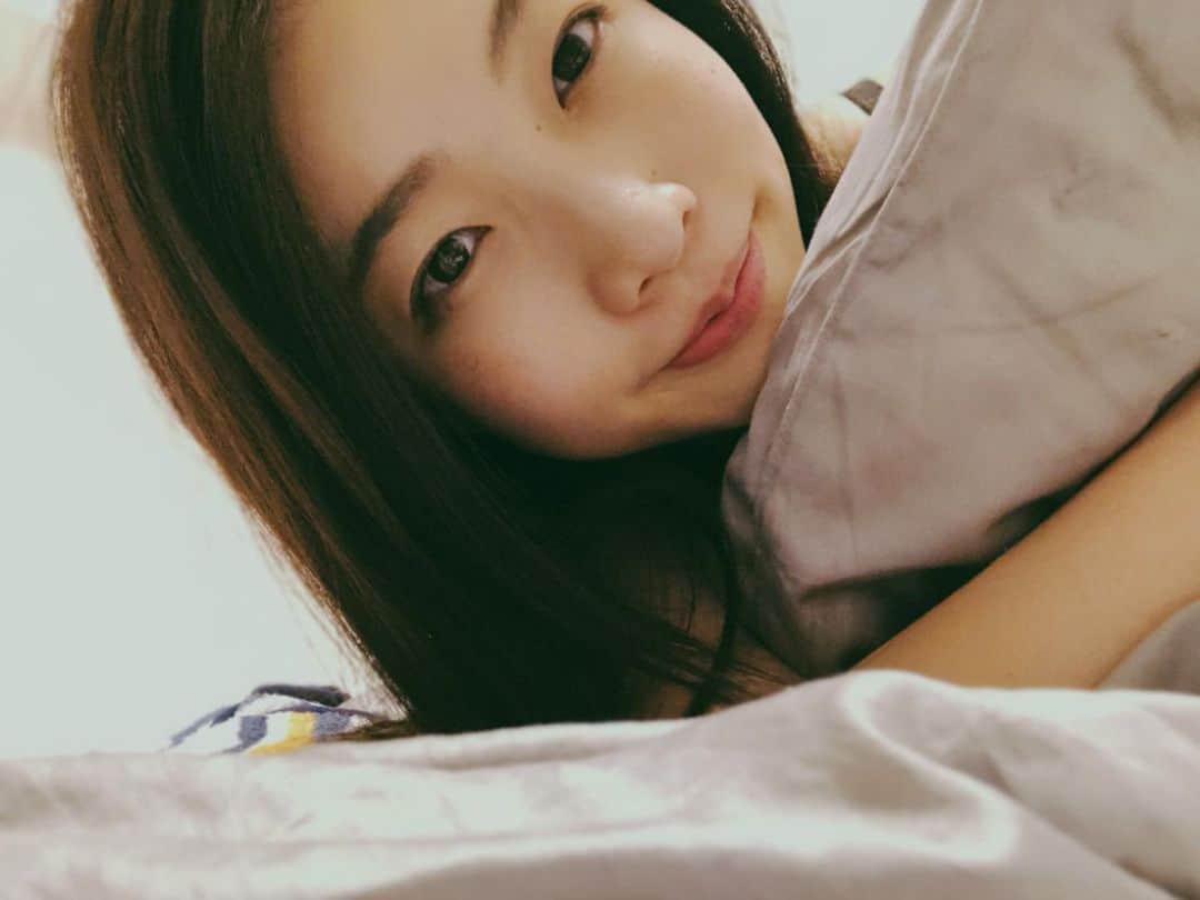 のインスタグラム：「眠る前のルーティン🌼 . 寝る直前までスマホをみる生活やめました。 . 眠る前こそワクワクする何かを考えたり、今日あったことや嬉しかったこと、誰かにしてもらったことを思い出して . 「よかったなぁ。」 . 「楽しかったなぁ。」 . 「幸せだなぁ。」 . そんな気持ちに浸って眠りにつくと常に満たされた気持ちでいられるんですよね🕊 . 枕元にアロマオイルを数滴垂らして、良い香りに包まれるのもリラックスできて本当におすすめです。 . あなたの寝る前の習慣は何ですか？ . コメントで是非教えてください♪ .  #おやすみなさい #心地よさ #寝る前ルーティン #セロトニン #マインドフルネス #model」