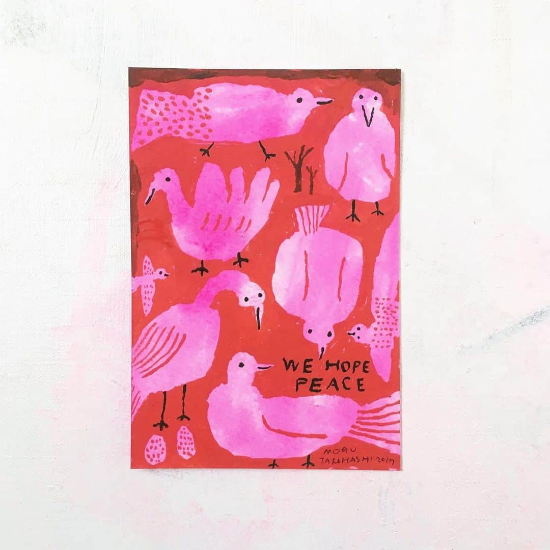 Mogu Takahashiのインスタグラム：「The charity exhibition “Migration” I joined in Slovakia 2017 became a book!! In the exhibition over 200 international artists showed their works in motif of birds. All of book royalties will be donated to #AmnestyInternational and #IBBY (the International board on books for young people) if you’re interested in search on amazon :) 2017年にブラチスラバ国際児童芸術院で参加したチャリティー展の作品がすてきな本になって届きました！出展作品、出版物からえたすべての利益は、認可をうけた支援団体を通じ貧困や暴力に苦しむ 移民や子ども、その家族へ寄付されます。いろんなボーダーをもっと溶かしていけたら、うれしいな。 ちょうど今夜バーベキューをしながらそんな話を友達としていたところでした。I hope peace 🌍 #migration #mogutakahashi」