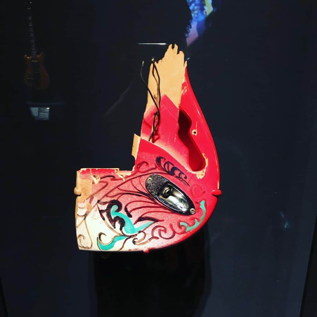 上杉洋史のインスタグラム：「Jimi Hendrix's guitar fragment. #playitloud #met」