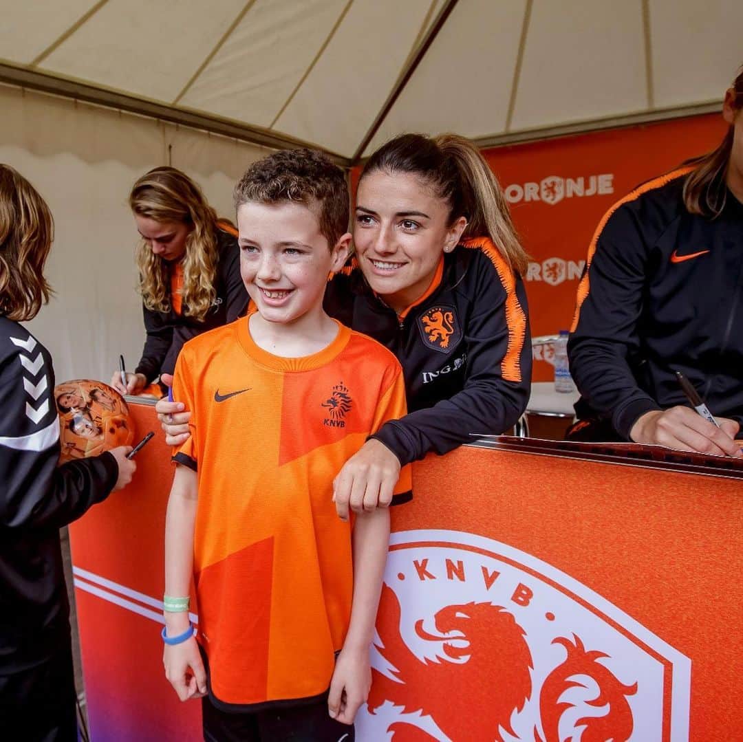 サッカー オランダ代表チームさんのインスタグラム写真 - (サッカー オランダ代表チームInstagram)「Fans, bedankt voor deze fantastische dag. Zien we jullie volgende keer weer?  #OranjeOpenDag #onsoranje」5月26日 0時56分 - onsoranje