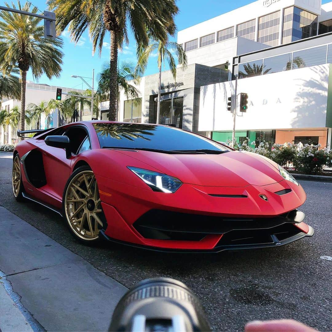 Dirk A. Productionsさんのインスタグラム写真 - (Dirk A. ProductionsInstagram)「SWIPE to see more of the supercars I had the honor of driving to shut down Rodeo Drive with earlier this week for some shots @wiresonly @dirkap Behind-The-Trigger Since 2004 #Lamborghini #SVJ #Ferrari #LaFerrari #RodeoDrive #BeverlyHills #90210 #F12 #SupercarFocus #DoingItSinceIWas13🙏」5月26日 0時49分 - supercarfocusdotcom