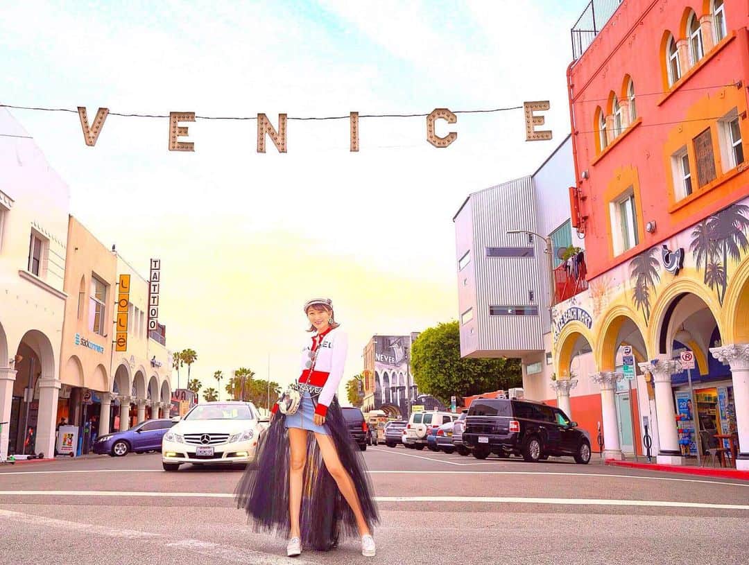 JUNKO（飯田順子）さんのインスタグラム写真 - (JUNKO（飯田順子）Instagram)「🇺🇸🌈😋 #venicebeach  #ベニスビーチ  #ベニス #venicecalifornia ・ #jun__ko_travel」5月26日 0時50分 - jun__ko_