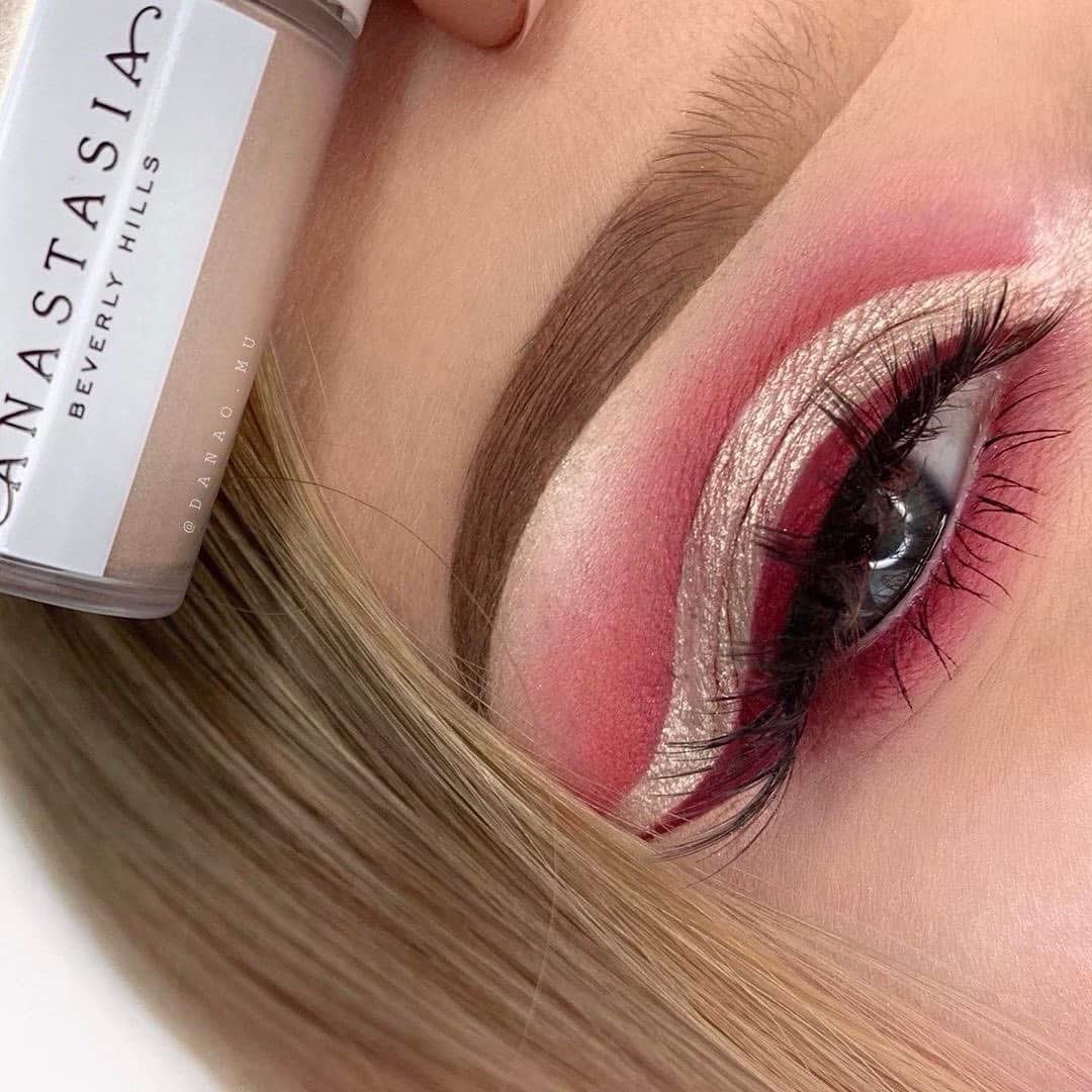Anastasia Beverly Hillsさんのインスタグラム写真 - (Anastasia Beverly HillsInstagram)「Beautiful @danao.mu  BROWS • #Dipbrow Pomade in Soft Brown  EYES • Modern Renaissance Palette & Loose Pigment “Crystal” & “ Icy” as highlight」5月26日 0時51分 - anastasiabeverlyhills