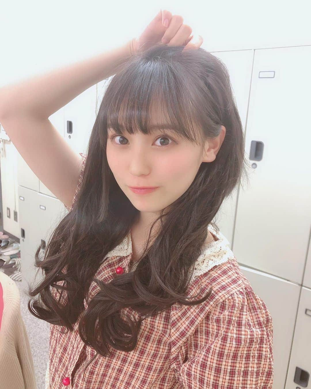 豊永阿紀さんのインスタグラム写真 - (豊永阿紀Instagram)「えれちゃんのウィッグを借りて久しぶりのロングさん。 ロングだと服の印象も変わりますね〜〜 めんどくさそうなので、どっち派とは聞きません🥰🥰どっちも好きって言って🥰🥰」5月26日 0時52分 - aki_t_official