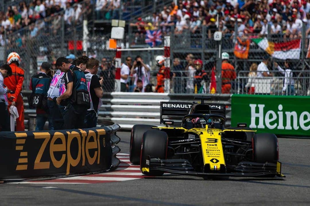 ダニエル・リカルドさんのインスタグラム写真 - (ダニエル・リカルドInstagram)「Skrt skrt. 7th in qualifying. Great recovery from practice 🤙🏼 @renaultf1team. I love these streets 📸 @kymillman」5月26日 1時05分 - danielricciardo