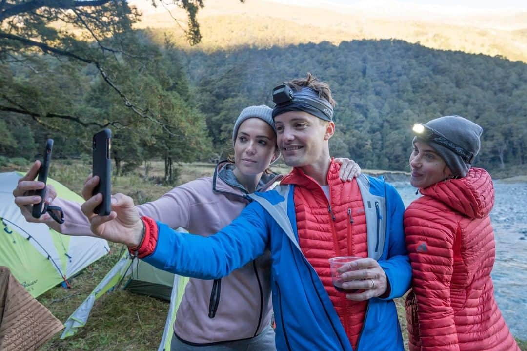 エディー・バウアーさんのインスタグラム写真 - (エディー・バウアーInstagram)「Take a hike, take a selfie. Show us your favorite hiking selfies this weekend using hashtag  #WhyIHike  #LiveYourAdventure  @mandymooremm  @chaseweideman @streicherhair」5月26日 1時00分 - eddiebauer