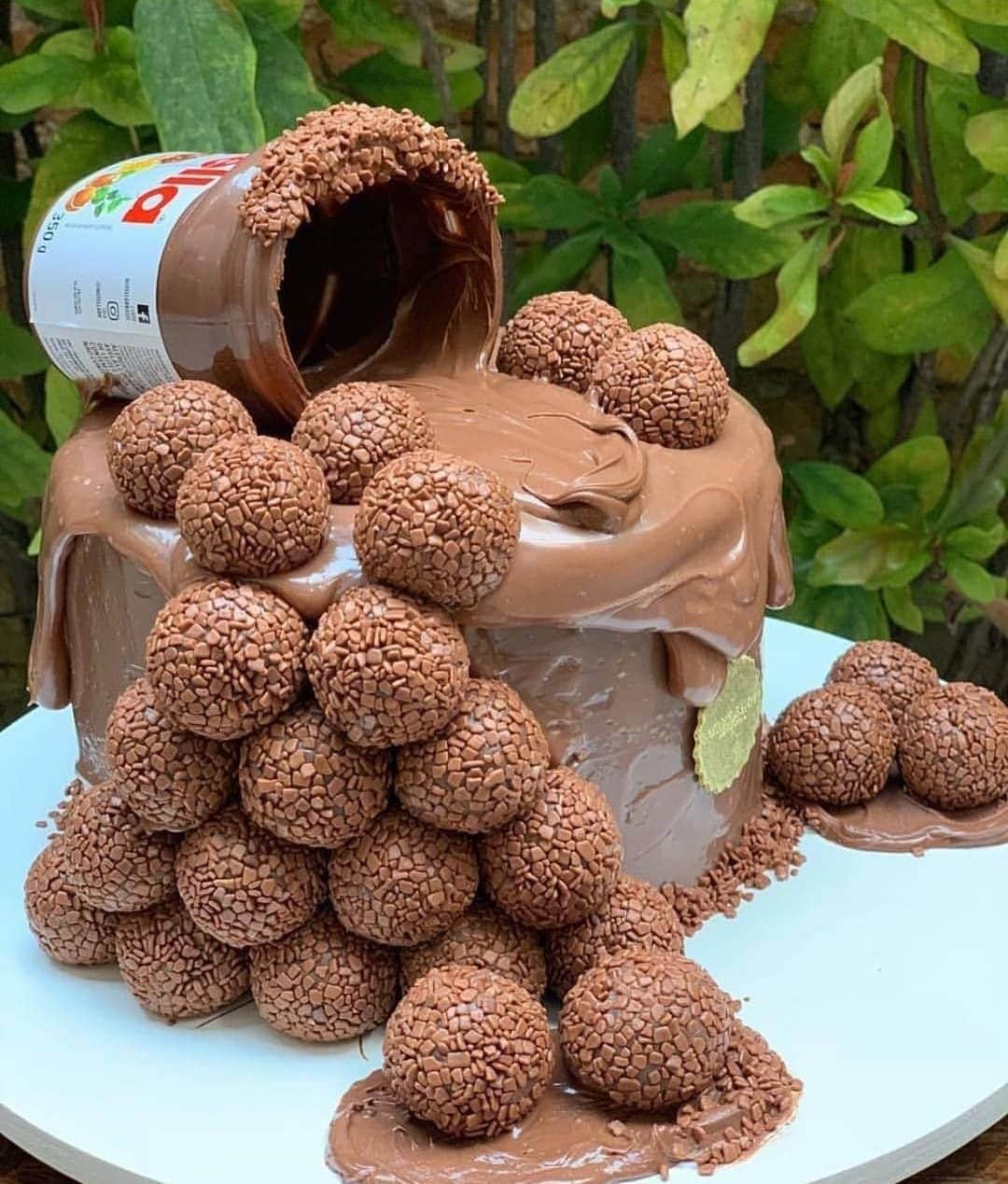 2.8 Milllon CAKESTERS!さんのインスタグラム写真 - (2.8 Milllon CAKESTERS!Instagram)「NUTELLA CHOCOLATE BRIGADEIRO CAKE!🎂Double tap if you'd like a slice❤@siavash_tms」5月26日 1時01分 - cakeguide