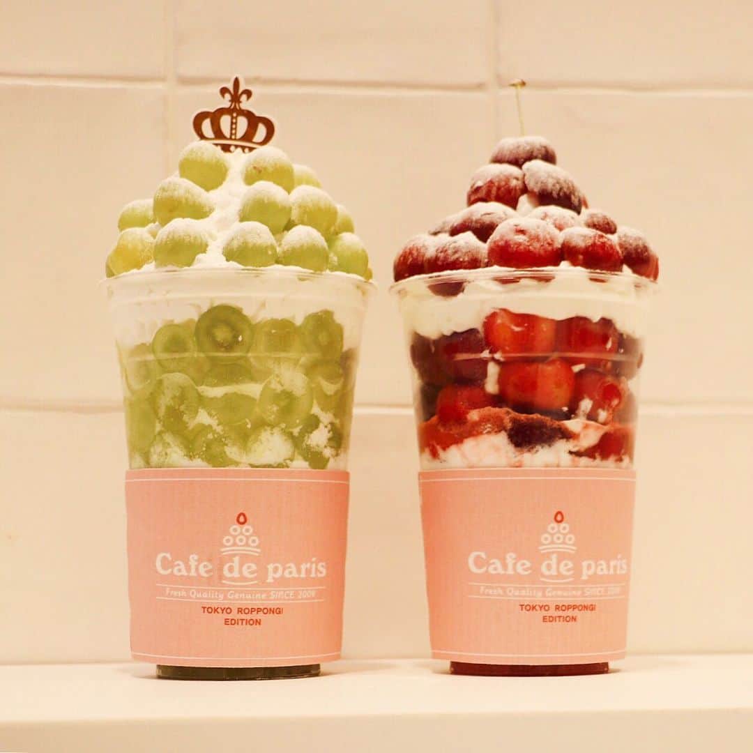 黒帯さんさんのインスタグラム写真 - (黒帯さんInstagram)「【グルメ】韓国の人気スイーツカフェ「カフェ ド パリ」が日本上陸、六本木ヒルズに期間限定オープン  韓国のスイーツカフェ「カフェ ド パリ（Cafe de paris）」が日本に初上陸し、5月24日から9月1日までの期間限定で六本木ヒルズにオープン  Erika Aikoちやんと行ってきました。 　カフェ ド パリは韓国・蔚山で2009年に創業。H.I.S.による調査「韓国No.1カフェ」や旅行キュレーションメディアの「韓国の人気オシャレカフェランキング」に選出されるなど人気を集めており、韓国旅行の観光スポットとして連日多くの日本人女性が訪れています。2014年からはフランチャイズ事業を開始し、明洞やカロスキル、弘大、釜山など韓国国内に11店舗、海外に9店舗を展開されています。 　六本木ヒルズにオープンする期間限定店舗では、旬のフルーツを豊富に使用したフォトジェニックなフルーツパフェ「チェリーボンボン」（1,800円）や「マンゴーボンボン」（1,800円）、「ブラウニーボンボン」（1,400円）などを提供。日本ではギルティフリーを意識し、カロリーを抑えて作った生クリームが使用されています。今後、小物・雑貨類の販売されます。 六本木ヒルズ　ヒルサイド ２Ｆ カフェ ド パリ　六本木ヒルズリミテッドストア ​営業時間：10：00～22：00  #カフェドパリ #カフェドパリ日本上陸 #cafedeparis #カフェドパリ六本木 #カフェ #カフェ巡り #カフェスタグラム #カフェ好き #スイーツ #スイーツ部  #スイーツ巡り #カフェ好きな人と繋がりたい  #女子会 #美容 #cafe #sweets #dessert #yammy #cafemiru_東京  #lucrajp #韓国 #韓国スイーツ #韓国グルメ」5月26日 1時01分 - shin_kuroobisan