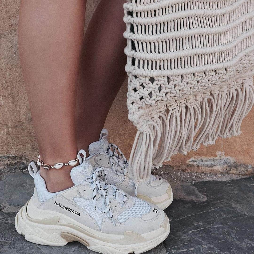 アクセサライズのインスタグラム：「Dress it up | dress it down: Our Macrame tote bag works with your favourite trainers too! Add a beachy edge with our shell anklet like @lucyalicelook, available in stores now. 🐚 Tap the link in our bio to shop ALL macramé pieces (Yess, there's more!) #Accessorize #ACCZinCrete #Wanderlust」