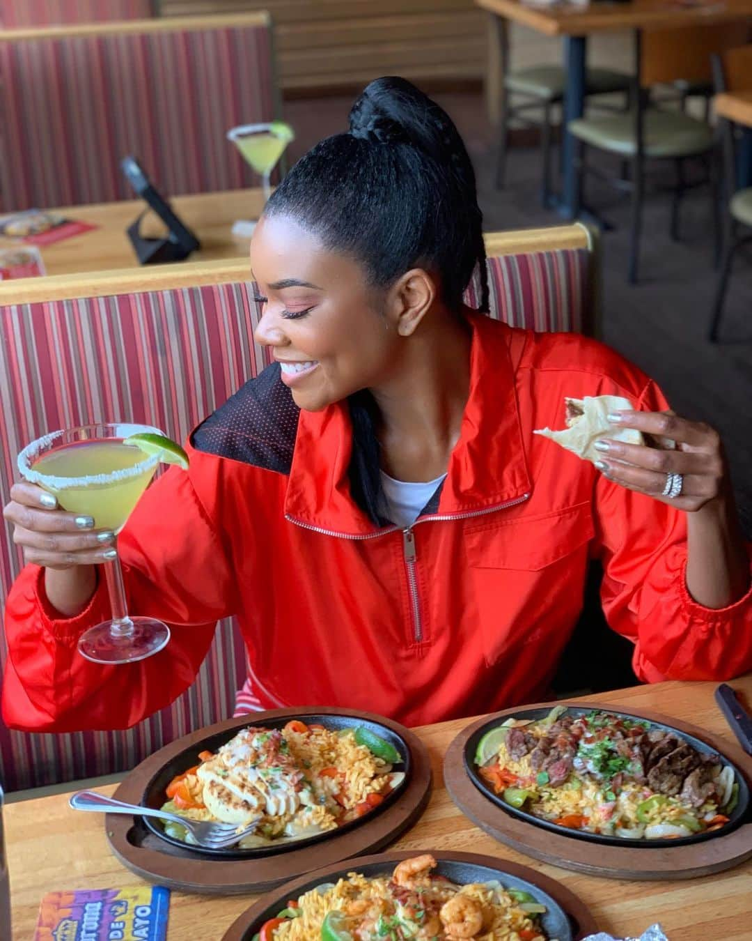 ガブリエル・ユニオンさんのインスタグラム写真 - (ガブリエル・ユニオンInstagram)「Second best smell after @kaaviajames' head... the Loaded Fajitas @applebees. Had to make a quick stop before our #wadeworldtour2019. Bring on the bacon and hot queso, please and thank you. #sponsored」5月26日 1時04分 - gabunion