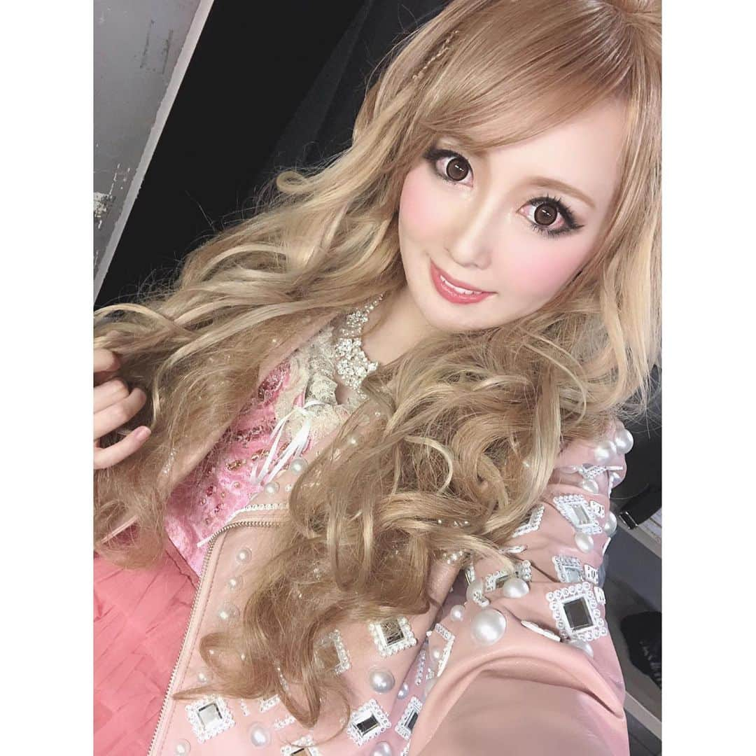 トキさんのインスタグラム写真 - (トキInstagram)「Aldious Tour 2019"Evoke"9本目‼️ 山梨 甲府CONVICTION公演ありがとうございました🔥 本日より成美ちゃんが私のフォローで来てくれてたのでAldious史上初のトリプルギターで数曲演奏🎸🎸🎸 ステージの上が超派手！！ 今までツインギターでは叶わなかった３声ハモリソロも！！ そんな音圧に負けないでっかい声援に感激‼️ 本当に幸せな時間をありがとう！ 明日の長野 松本公演もよろしくお願いします🔥 ・ #Aldious #アルディアス #全国ツアー #山梨 #甲府conviction」5月26日 1時14分 - aldioustoki